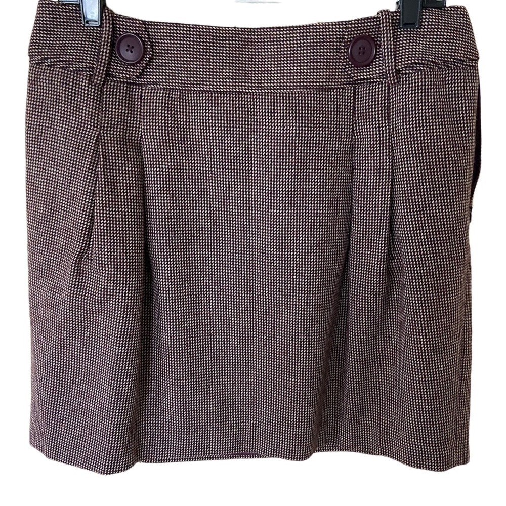 Loft skirt size 8 Burgundy/cream color two buttons, two pockets zipper in back